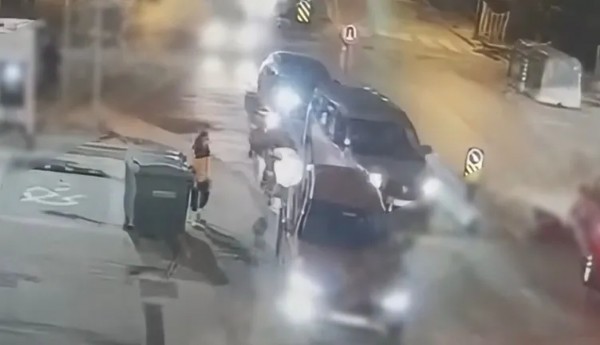Feci Kaza Anı Kameraya Böyle Yansıdı! Başını Asfalta Çarpıp...